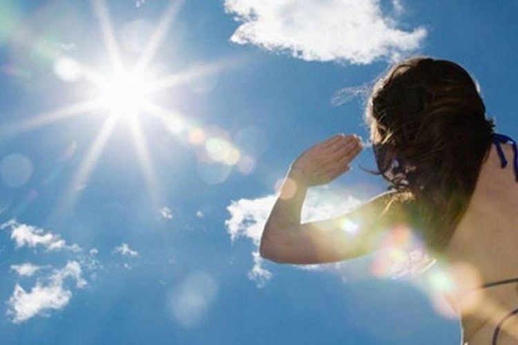 Skin exposed to UV rays will increase melanin secretion, pushing it to the skin surface, and making the skin darker.