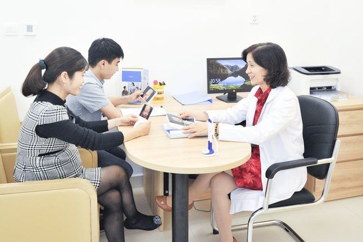 Mẹ bầu bị dị ứng thực phẩm nên gặp bác sĩ để có tư vấn kịp thời
