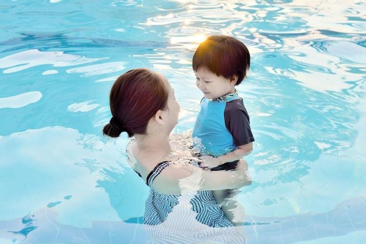 Novice swimmers are prone to cramps when they hold their breath.
