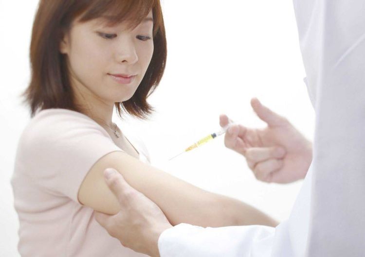Các chuyên gia cho rằng để phòng ngừa sốt phát ban dạng sởi ở người lớn thì tiêm chủng là cách tốt nhất