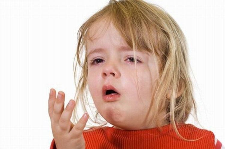 
Phải làm gì khi trẻ ho, viêm phổi có dấu hiệu rút lõm ngực
