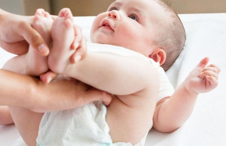 Với trường hợp trẻ còn nhỏ, bố mẹ có thể giúp trẻ vệ sinh vùng quy đầu, khi tắm cần kéo và rửa nhẹ nhàng