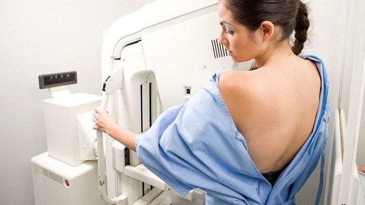 Chuẩn đoán ung thư vú bằng chụp nhũ ảnh cho bệnh nhân