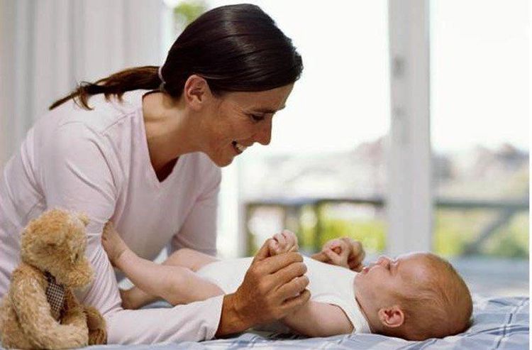 Mở cửa vào ban ngày để ánh nắng tràn vào nhà cũng như chơi với trẻ nhiều hơn và ngược lại vào ban đêm để giúp trẻ phân biệt ngày và đêm