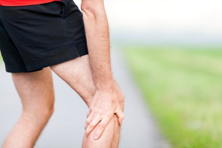 Vận động quá sức sẽ khiến cho cơ bắp bị mỏi hoặc chấn thương - một trong những nguyên nhân tại sao bị chuột rút.