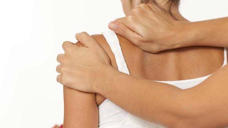 Một trong những phương pháp điều trị là nắn lại khớp vai.