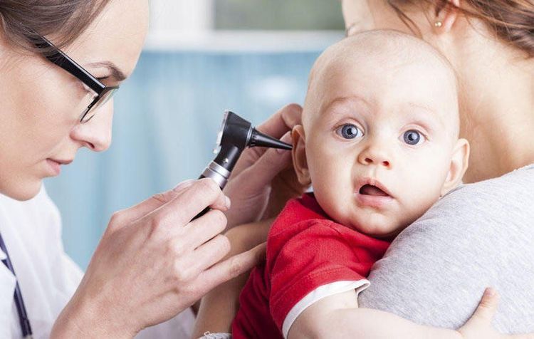 Bố mẹ cần tham khảo ý kiến của bác sĩ nhi khoa nếu trẻ không khỏe hơn sau vài ngày