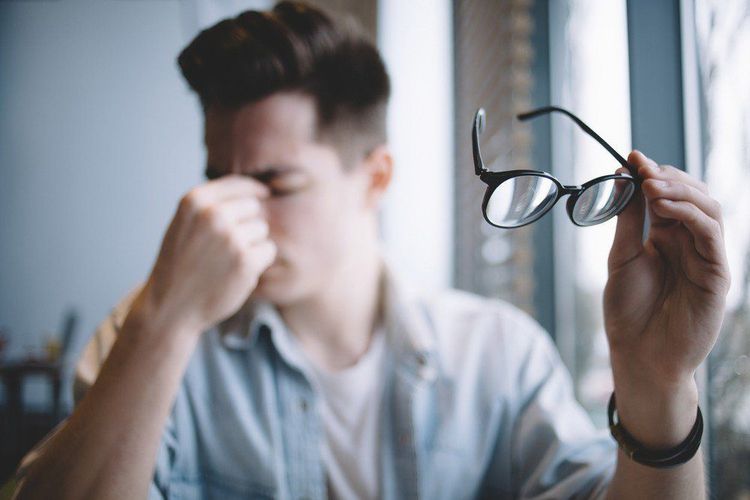 Đeo kính cận thường xuyên hay không còn phụ thuộc vào nhu cầu của từng người
