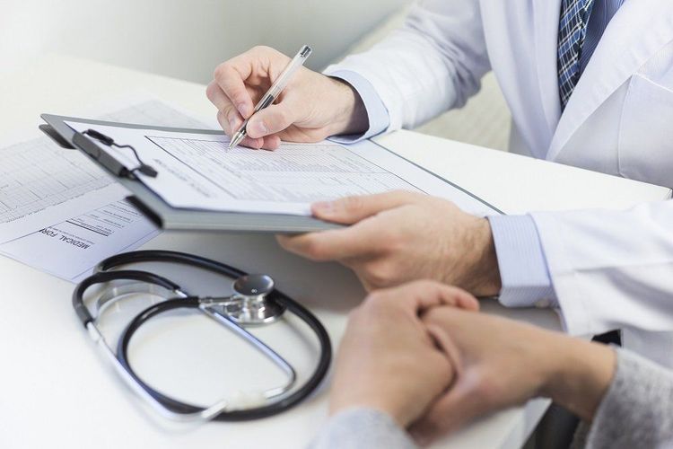 Trước phẫu thuật, người bệnh được bác sĩ giải thích về phương pháp phẫu thuật