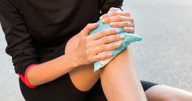Chườm lạnh giúp giảm sưng, giảm căng cơ vùng cơ bị chấn thương 