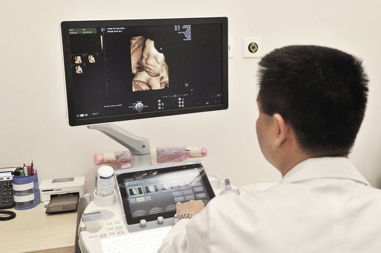Bác sĩ sẽ tiến hành siêu âm kiểm tra trước khi phá thai