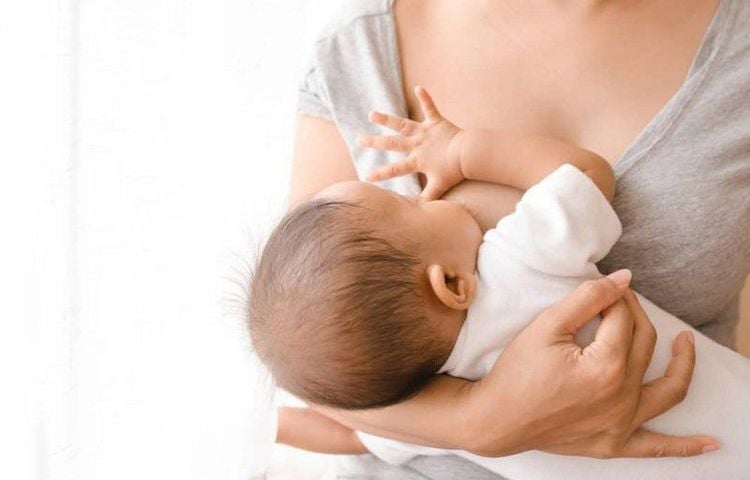 Mẹ đang cho con bú không nên ăn trứng nếu trẻ có dấu hiệu dị ứng trứng
