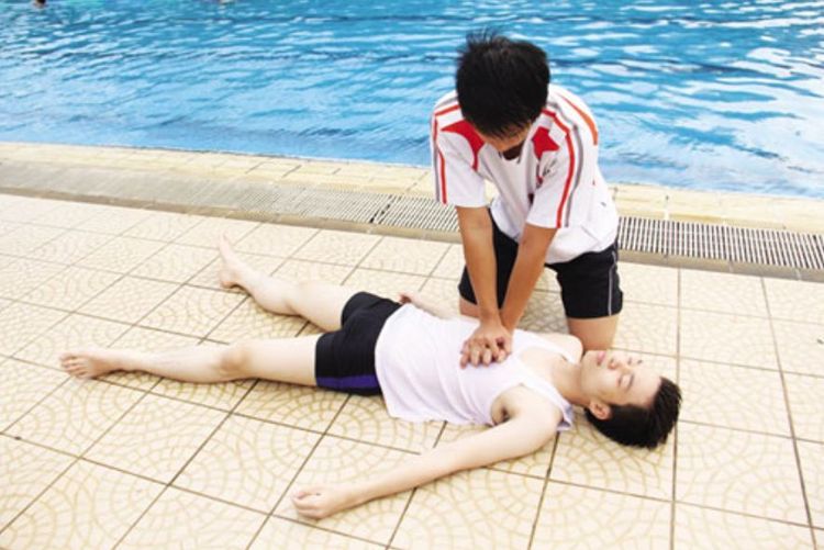 Đặt trẻ nằm ngửa, đầu thấp và hồi sức tim phổi ngay nếu trẻ bất tỉnh