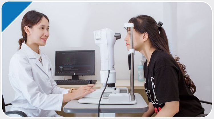 Bác sĩ sẽ kiểm tra và đo lường tầm nhìn để đưa ra các chẩn đoán loạn thị