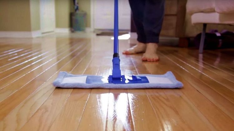 Nên lau sàn nhà bằng dung dịch khử khuẩn Cloramin B 2% hoặc có thể thay thế bằng các dung dịch khử khuẩn khác để phòng ngừa bệnh tay chân miệng
