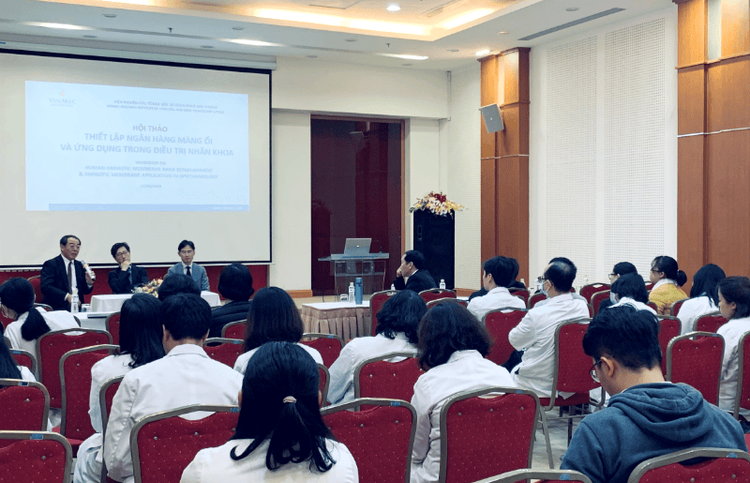 GS. Uematsu chia sẻ với các đồng nghiệp Vinmec về phương pháp phẫu thuật ghép màng ối