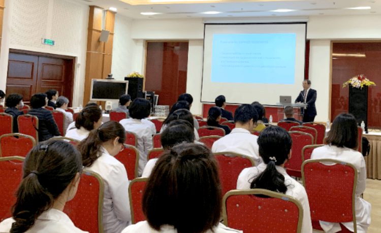 GS. Naoshi Shinozaki trao đổi về liệu pháp tế bào gốc mới trong điều trị bệnh lý giác mạc