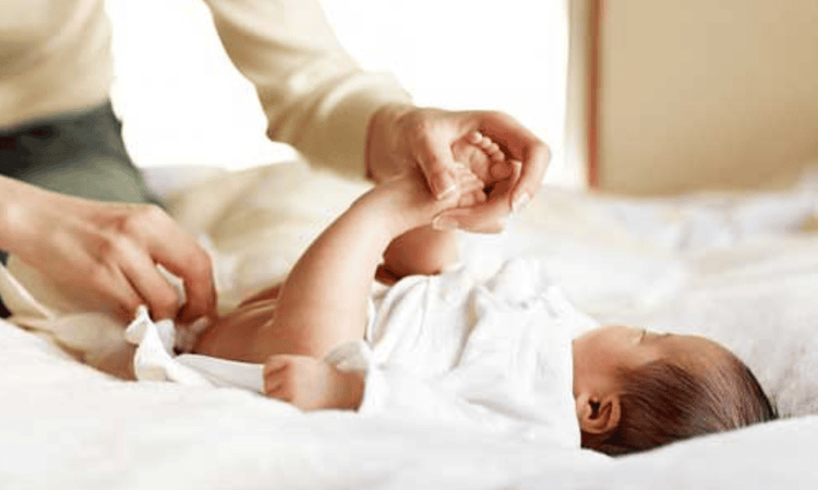 Thường xuyên thay tã và kiểm tra bộ phận sinh dục của trẻ