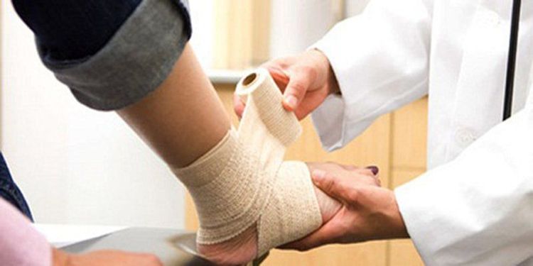 Có thể dùng băng gạc để cố định vùng bị chấn thương