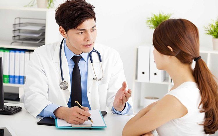 Bệnh nhân được tư vấn và kí cam kết trước khi tiến hành phẫu thuật