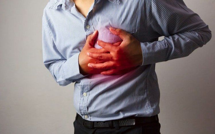 Đau tim dẫn tới cảm giác bị đè nén khó thở ở ngực