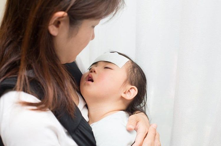 Trẻ sốt cao li bì cũng cần được ưu tiên cấp cứu trước