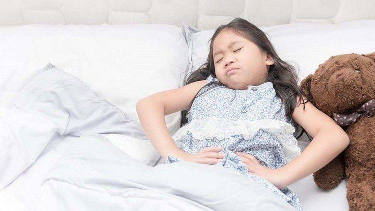 Khi đau bụng dưới, đầy hơi, bé sẽ đau đớn, nhăn mặt khó chịu