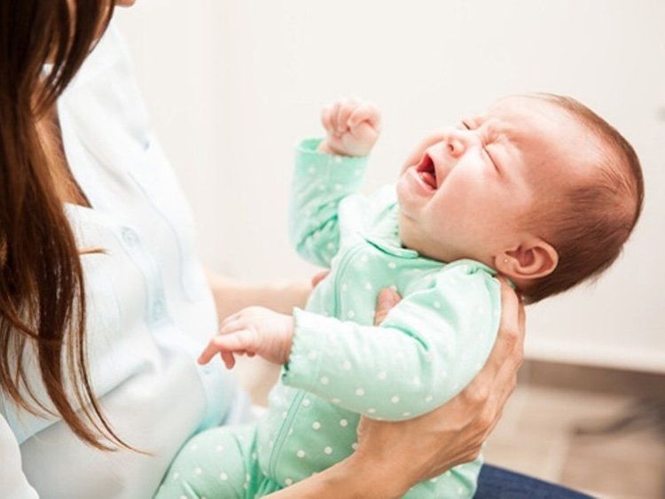 Nếu trẻ quấy khóc nhiều không dứt kèm theo mệt sốt thì nên đưa ngay đi cấp cứu
