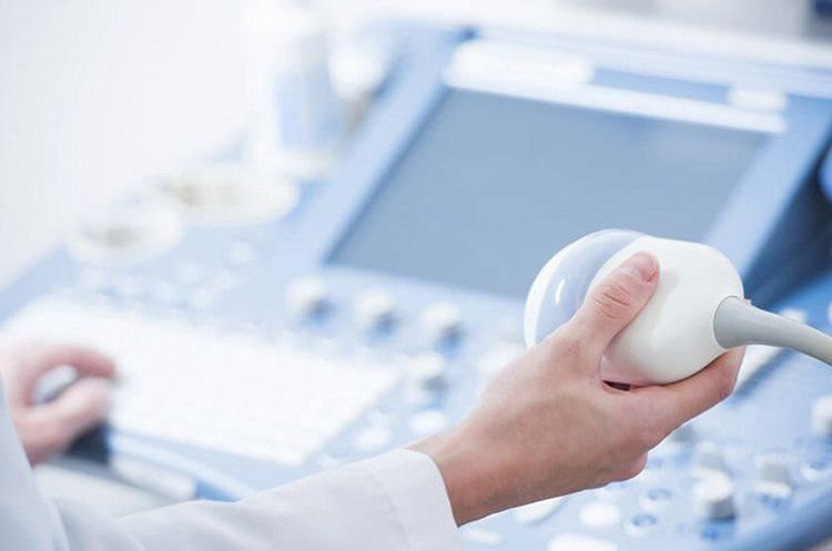 
Bác sĩ thực hiện các xét nghiệm hình ảnh để chẩn đoán giãn mạch thừng tinh
