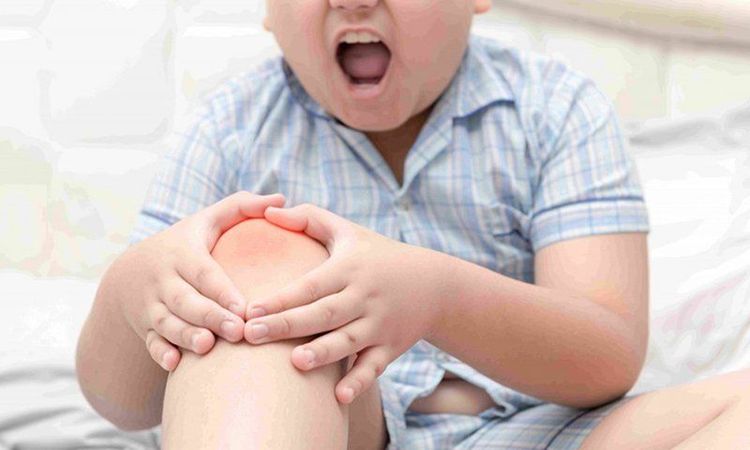 Trẻ em có nguy cơ viêm ở nhiều khớp với các triệu chứng như nôn mửa.