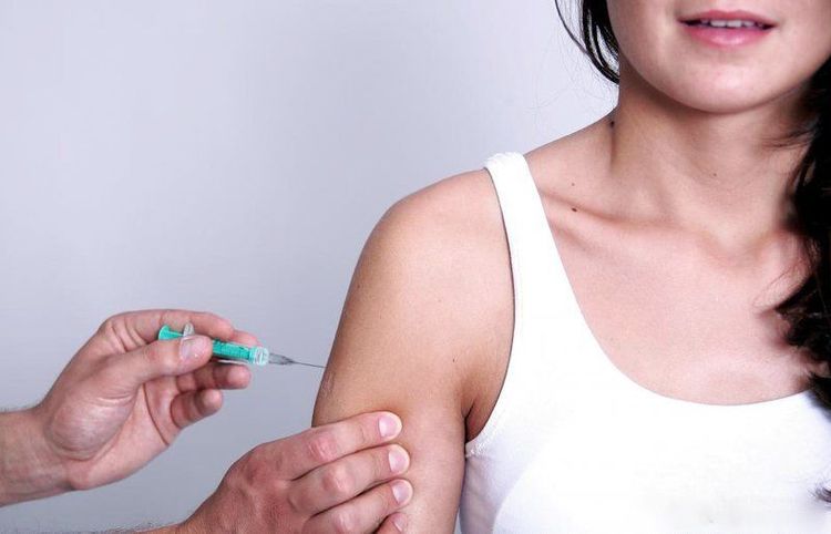 Một số người bệnh xuất hiện viêm mao mạch dị ứng sau khi tiêm phòng vắc-xin.