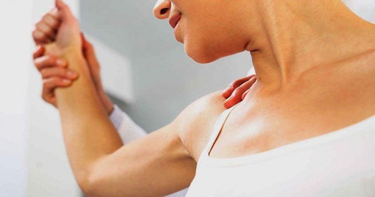 Bác sĩ hướng dẫn tập phục hồi chức năng giúp bệnh nhân có thể dần dần trở lại hoạt động bình thường.