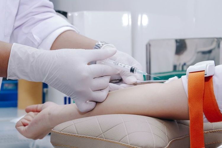 Người bệnh có thể được lấy máu ngoại vi làm xét nghiệm đánh giá mức độ nặng