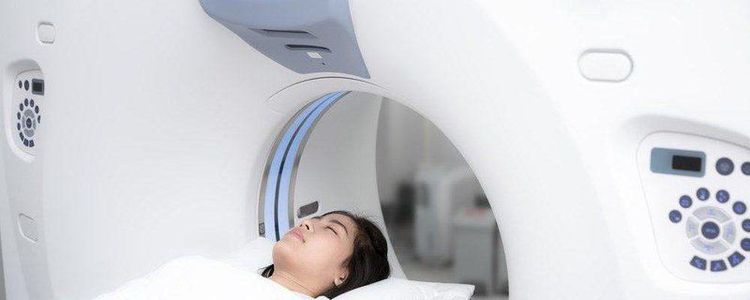 Phụ nữ tiến hành các xét nghiệm hình ảnh để chẩn đoán nguy cơ mất cân bằng nội tiết tố