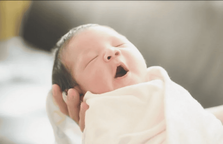 Đánh thức bé dậy ăn đêm để giúp bé được cung cấp đầy đủ chất dinh dưỡng