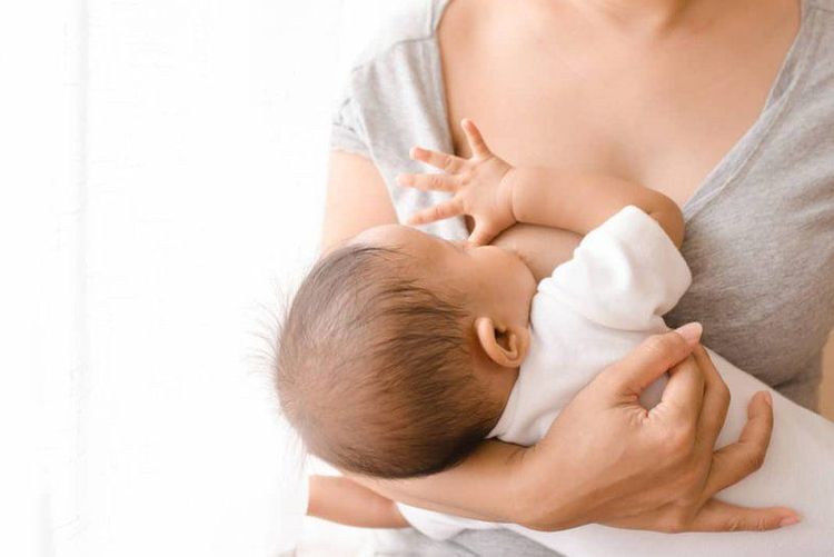 Nuôi con hoàn toàn bằng sữa mẹ trong 6 tháng đầu có nhiều lợi ích cho cả trẻ sơ sinh và mẹ