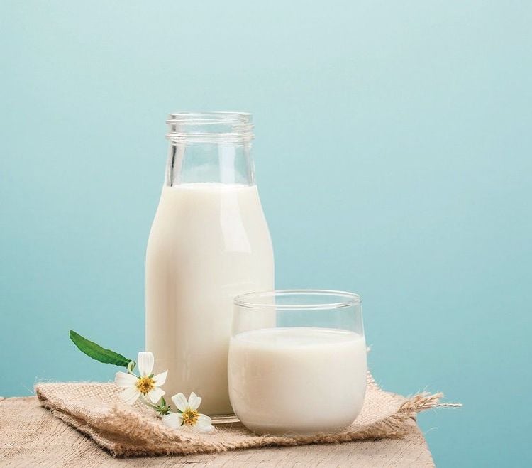 Cow's milk contains protein and fats, which help reduce blood sugar levels.