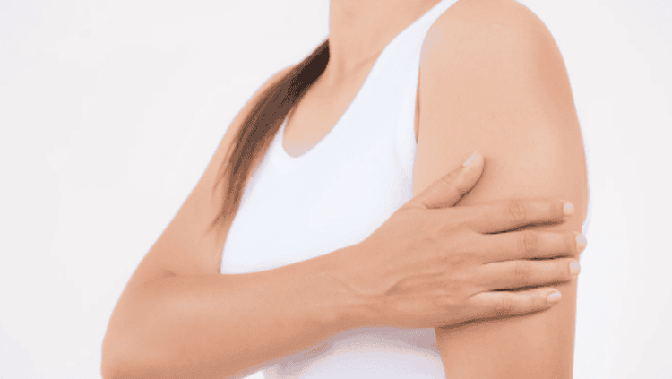 Người bệnh có thể cảm thấy đau nhức vùng cánh tay trong vòng 24 giờ sau tiêm
