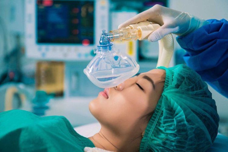 Người bệnh được tiến hành gây mê trước khi nội soi đại tràng.
