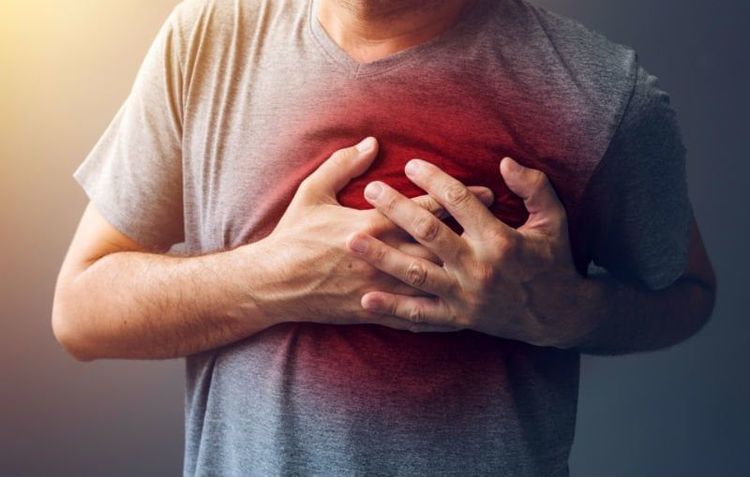 Đau ngực dữ dội là một triệu chứng của viêm màng ngoài tim cấp