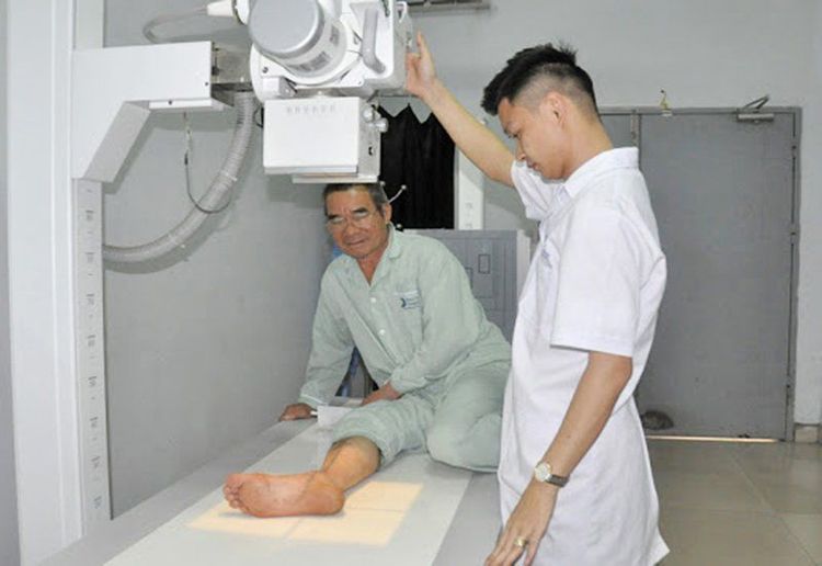 Thực hiện xét nghiệm X-quang để xác nhận chẩn đoán gãy xương.