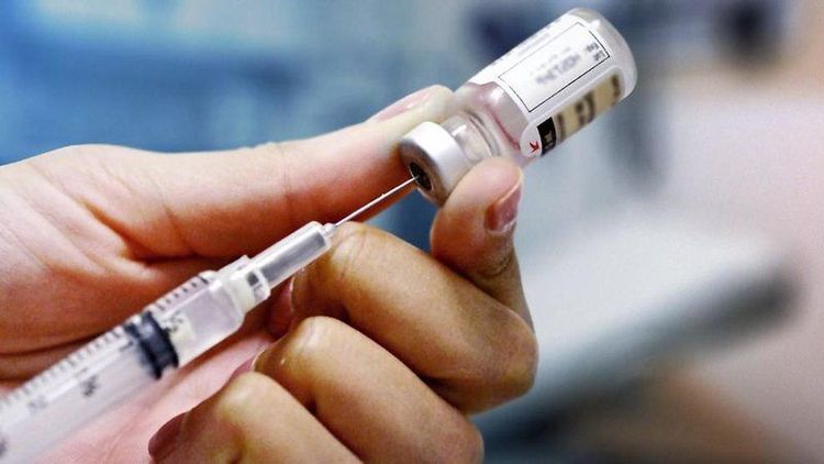 Bệnh nhân được bơm thuốc cản quang vào cánh tay để thấy hình ảnh rõ hơn khi chụp