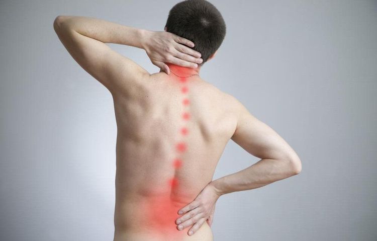 Người bệnh lao cột sống thường đau âm ỉ các đốt sống vùng ngực và thắt lưng