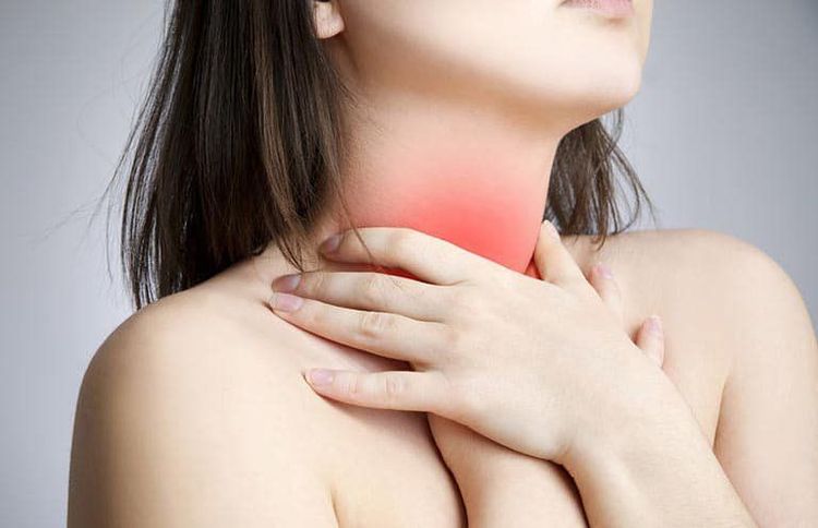 Những người thiếu hụt vitamin B2 thường có triệu chứng đau họng, viêm lưỡi,...