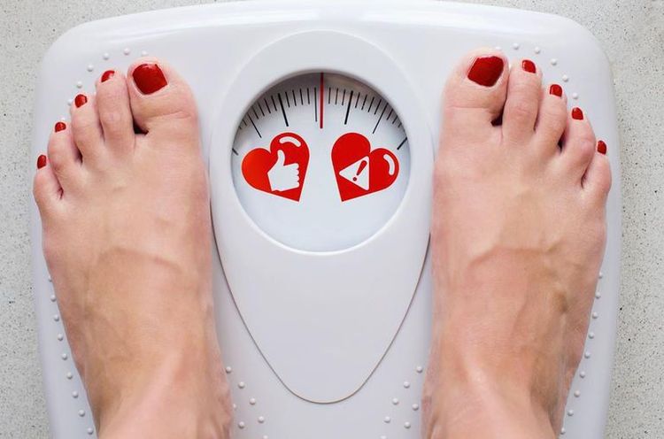 Duy trì cân nặng ổn định ở người khỏe mạnh có thể bị ảnh hưởng bởi nhiều yếu tố như chế độ ăn uống, luyện tập hay bệnh lý
