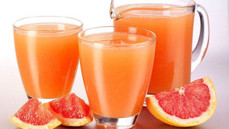Nước ép bưởi không được khuyên dùng nếu bệnh nhân đang uống thuốc