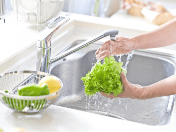 Bạn nên rửa trái cây và rau củ trước khi ăn