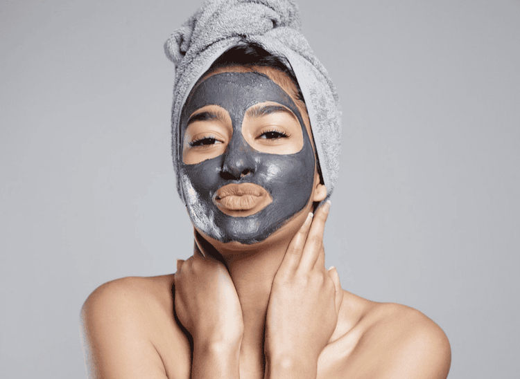 Applying a clay mask is an effective way to remedy sebaceous filaments at home.