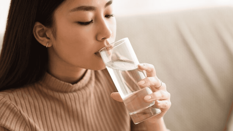Uống đủ nước trong ngày có thể giúp giảm cảm giác thèm ăn