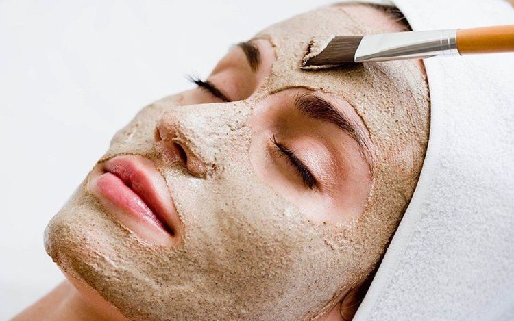 Tinh bột gạo thường được sử dụng để hấp thụ dầu thừa trên da và chân tóc